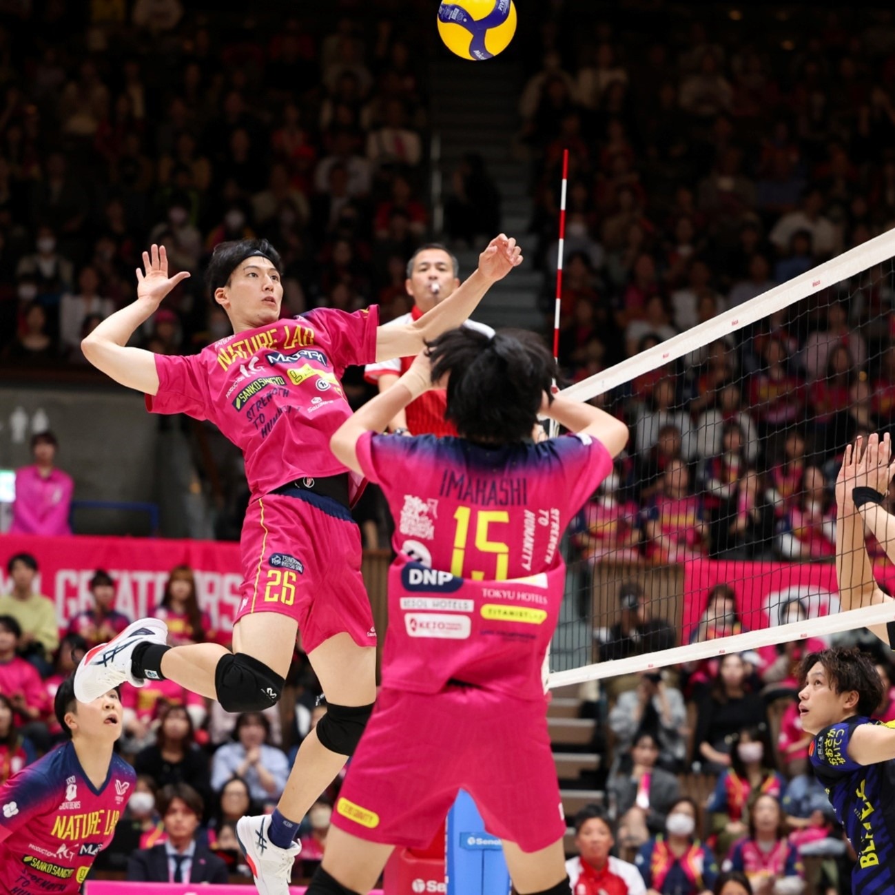 双GOAT同场封神！回顾75大乔丹、詹姆斯压轴亮相掌声雷动，同等级的荣耀